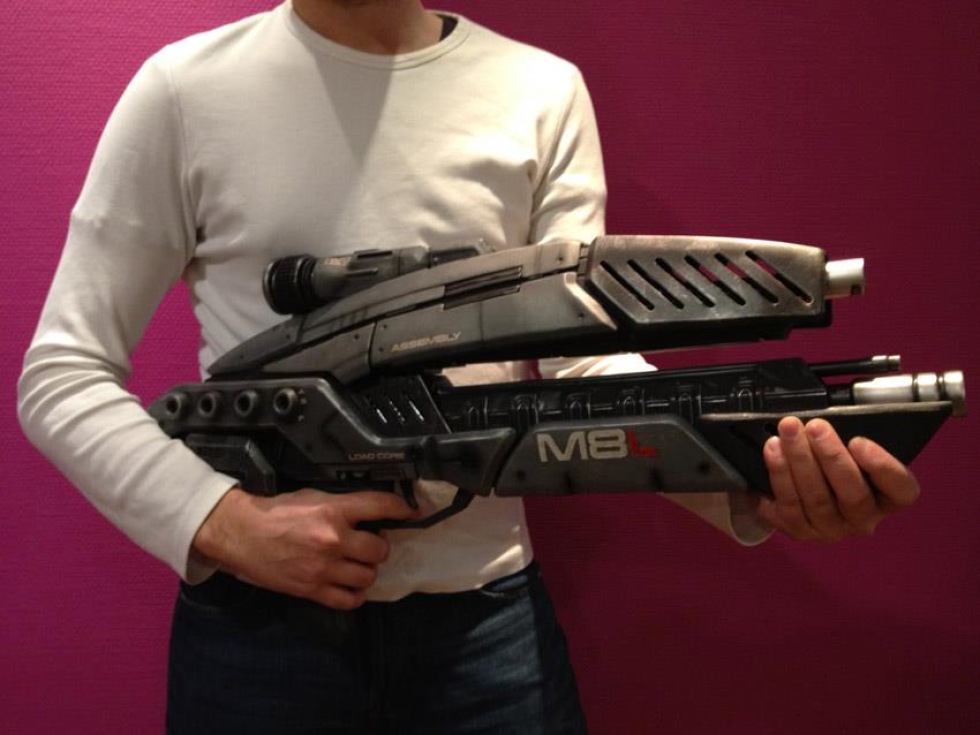 Förhandsboka ME3 och tävla om en m-8 Avanger Assault Rifle