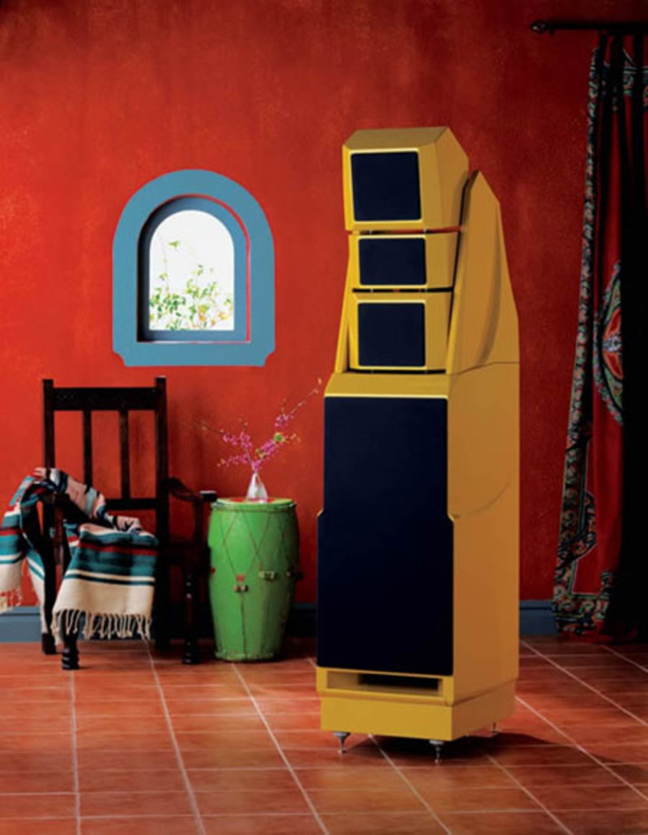 En jättedyr högtalare som ser ut som en robot