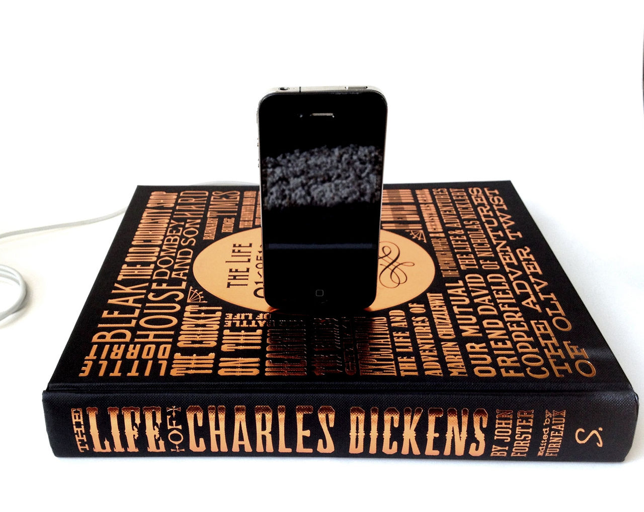 Göm laddaren i en bok