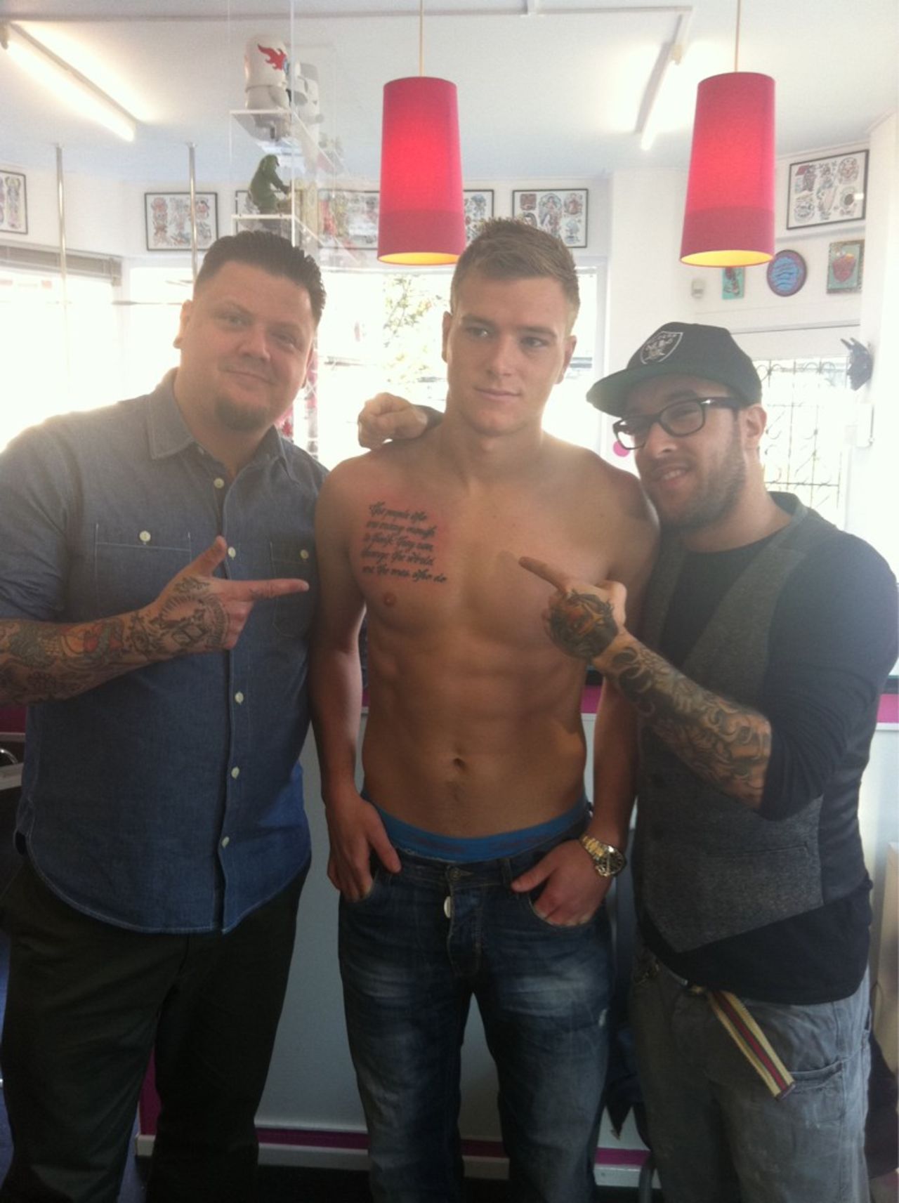John Guidetti tatuerar in Apple-budskap