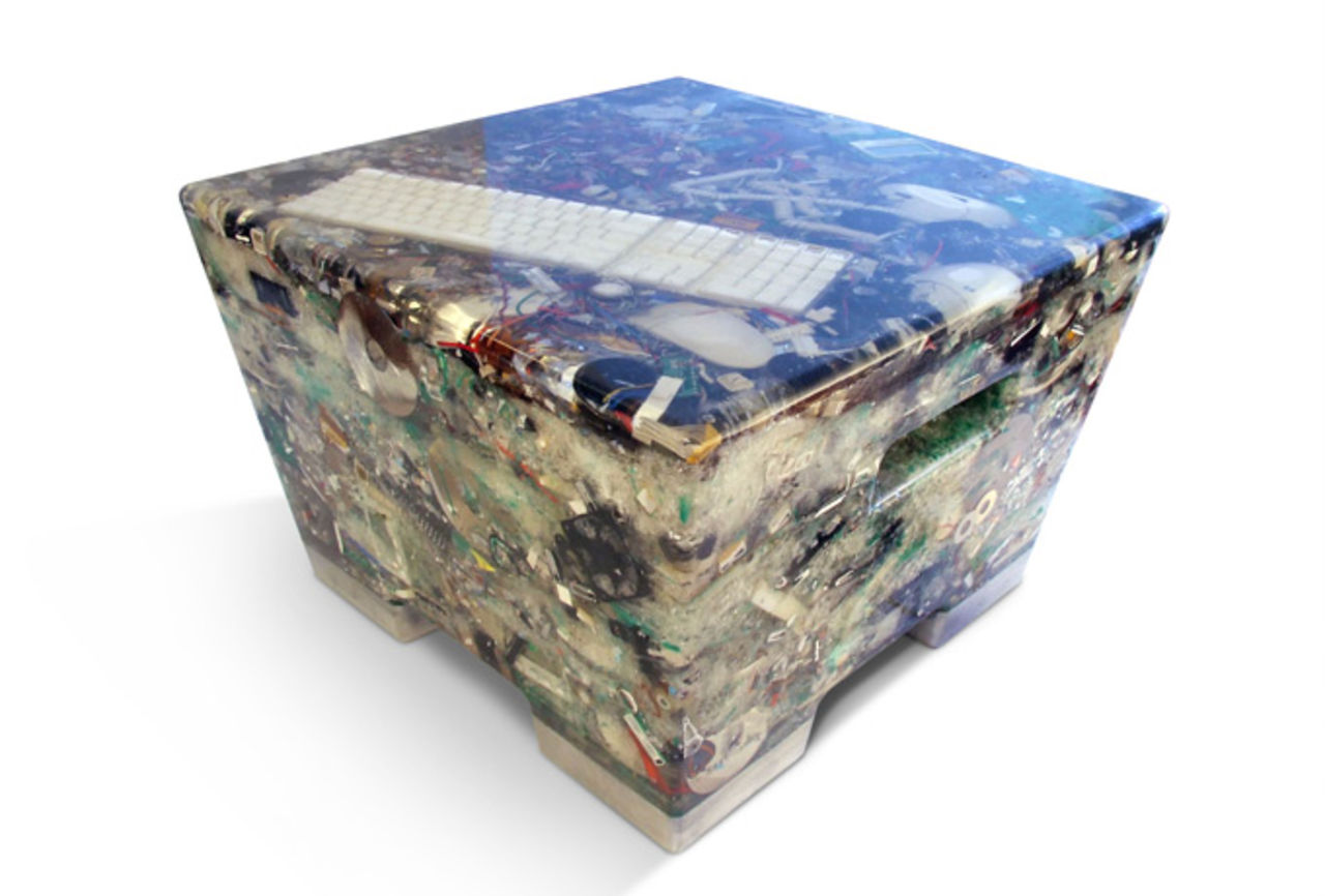 Gamla elektronikprylar blir till möbler