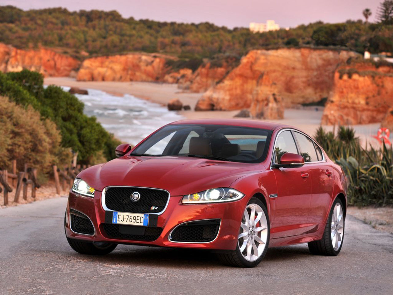 Jaguar bygger XFR-S?