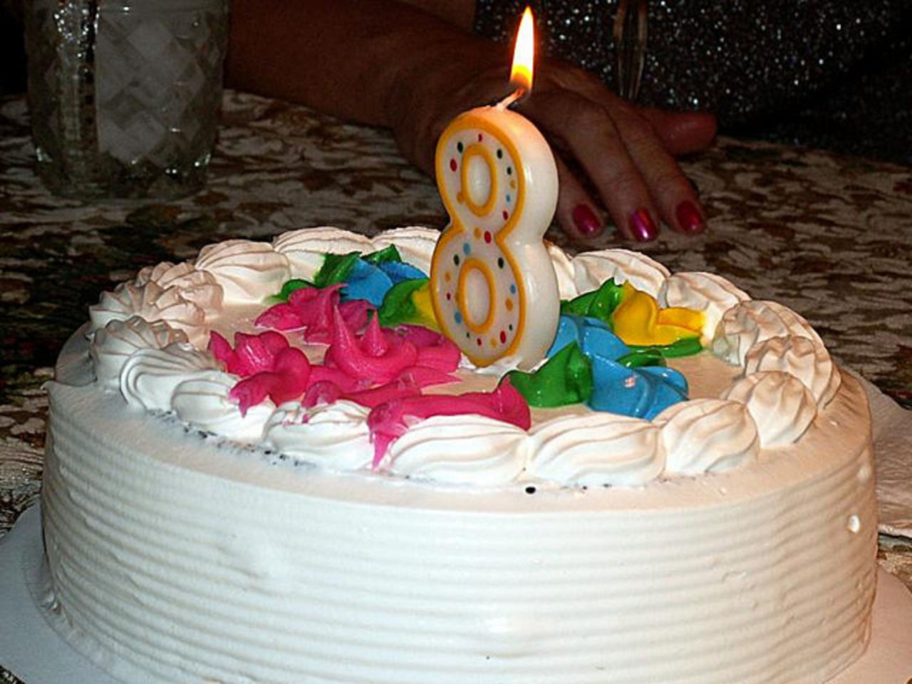 Tut i luren - Facebook fyller 8 år!