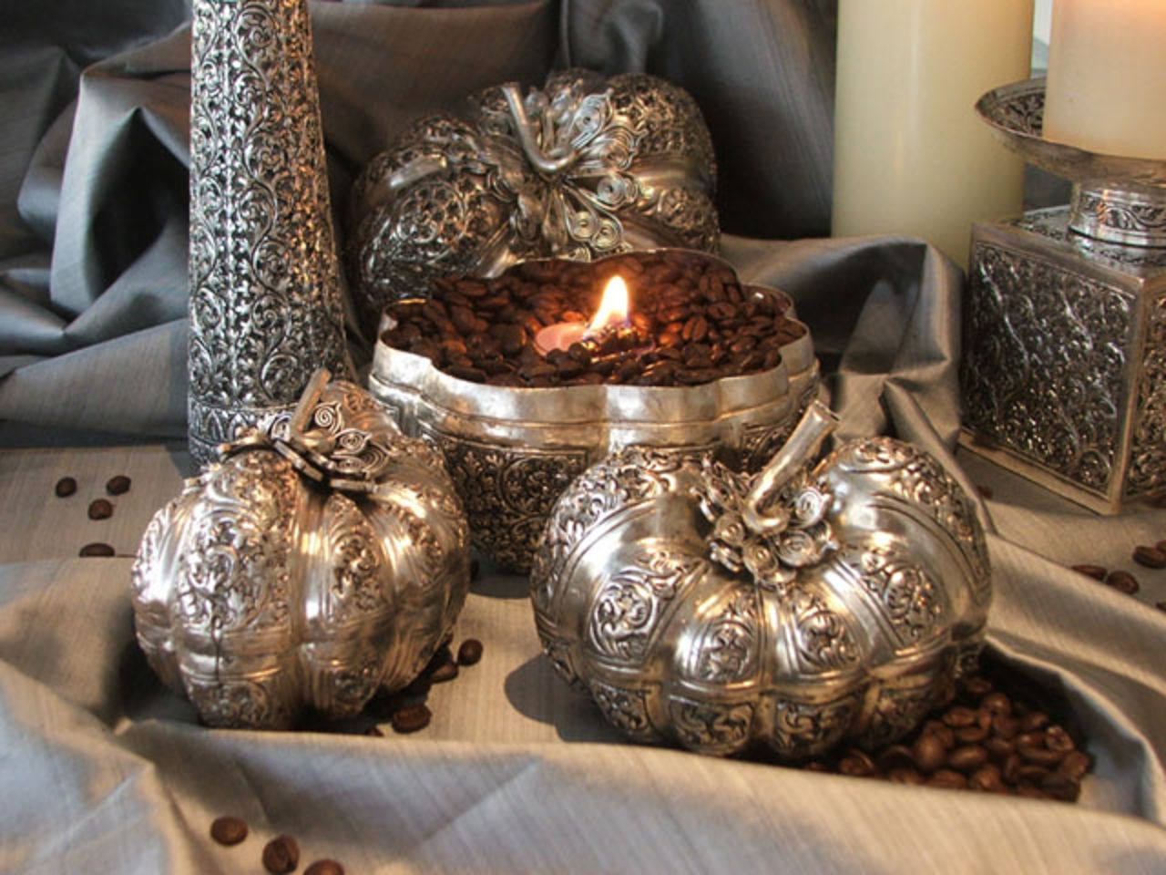 En vacker kontrast mellan kambodjanskt silver och nordiskt ljus