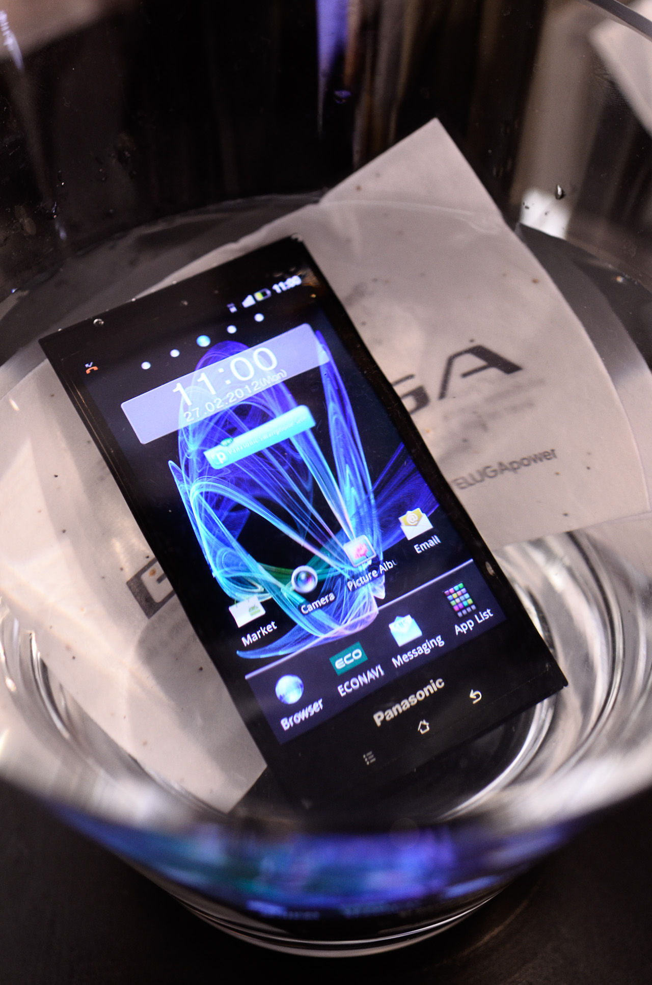 En titt på Panasonics vattentäta mobil