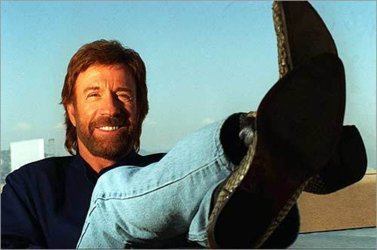 Tut i luren! Idag fyller Chuck Norris 72 år!