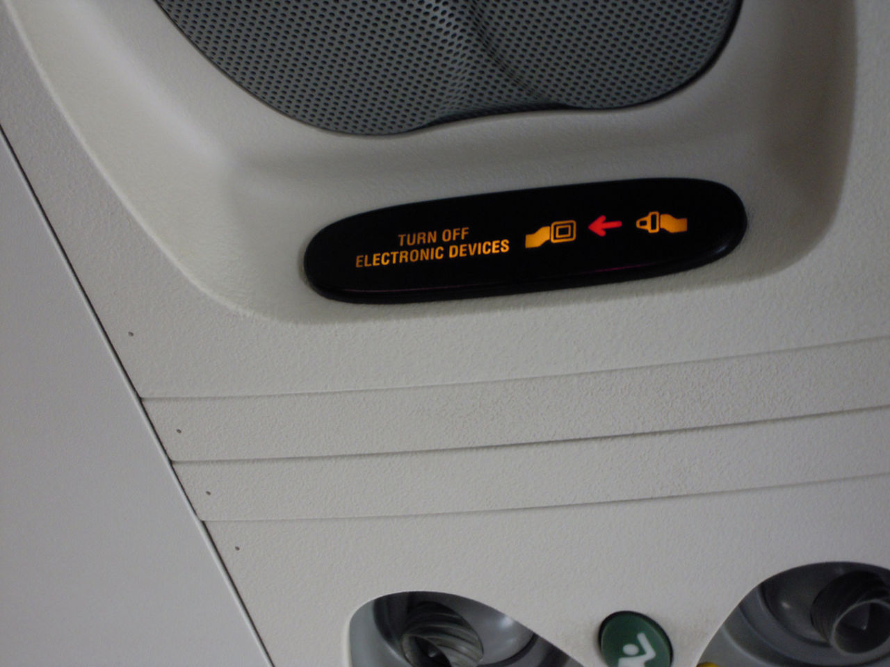 Reglerna för elektronik på flyget ska ses över