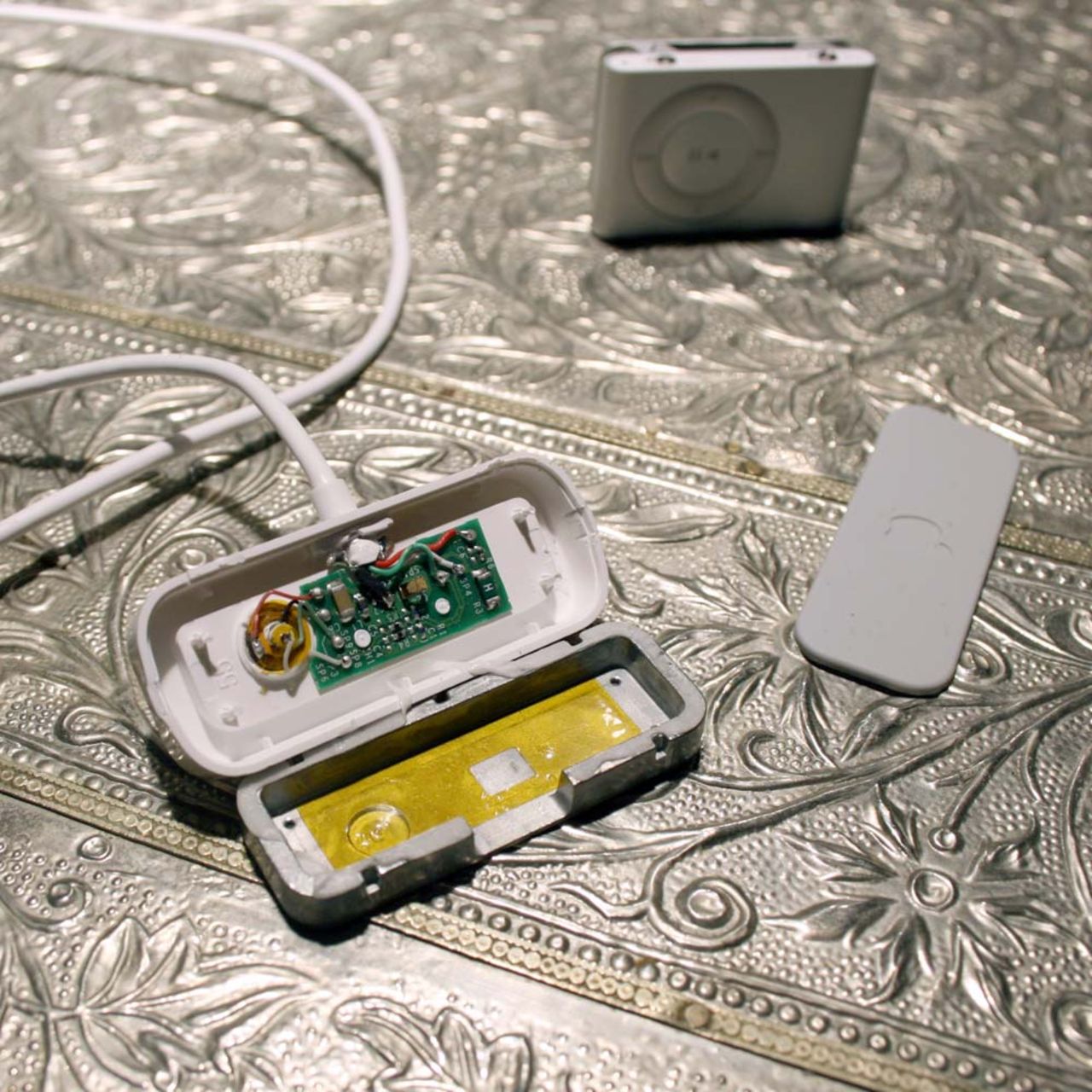 Inuti en iPod shuffle-docka