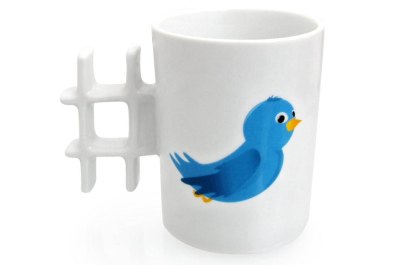 Drick kaffe ur en Twitter-mugg