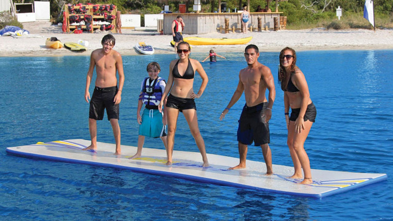 Gå på vattnet med denna uppblåsbara matta