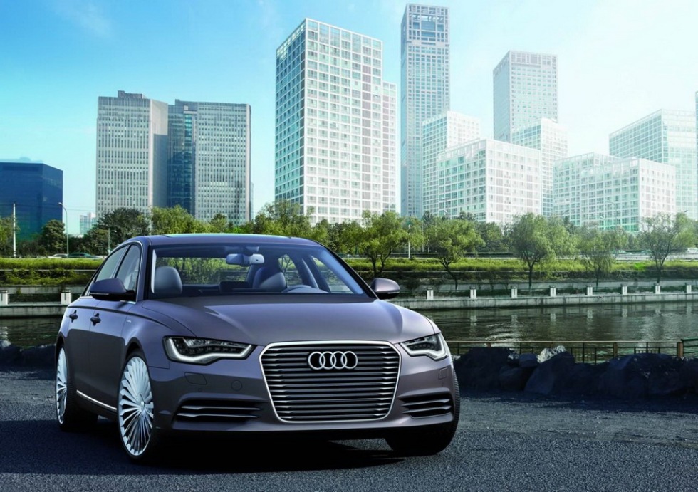 Lång Audi A6 med e-tron-teknik