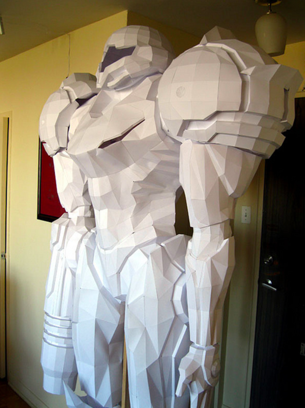 Metroid-staty byggd helt i papper