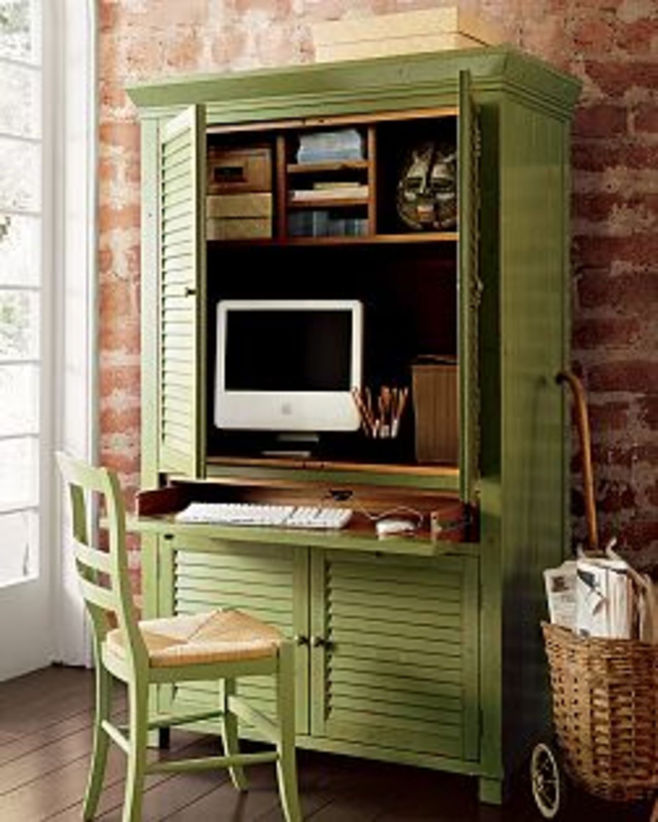 Stoppa in kontoret i skåpet