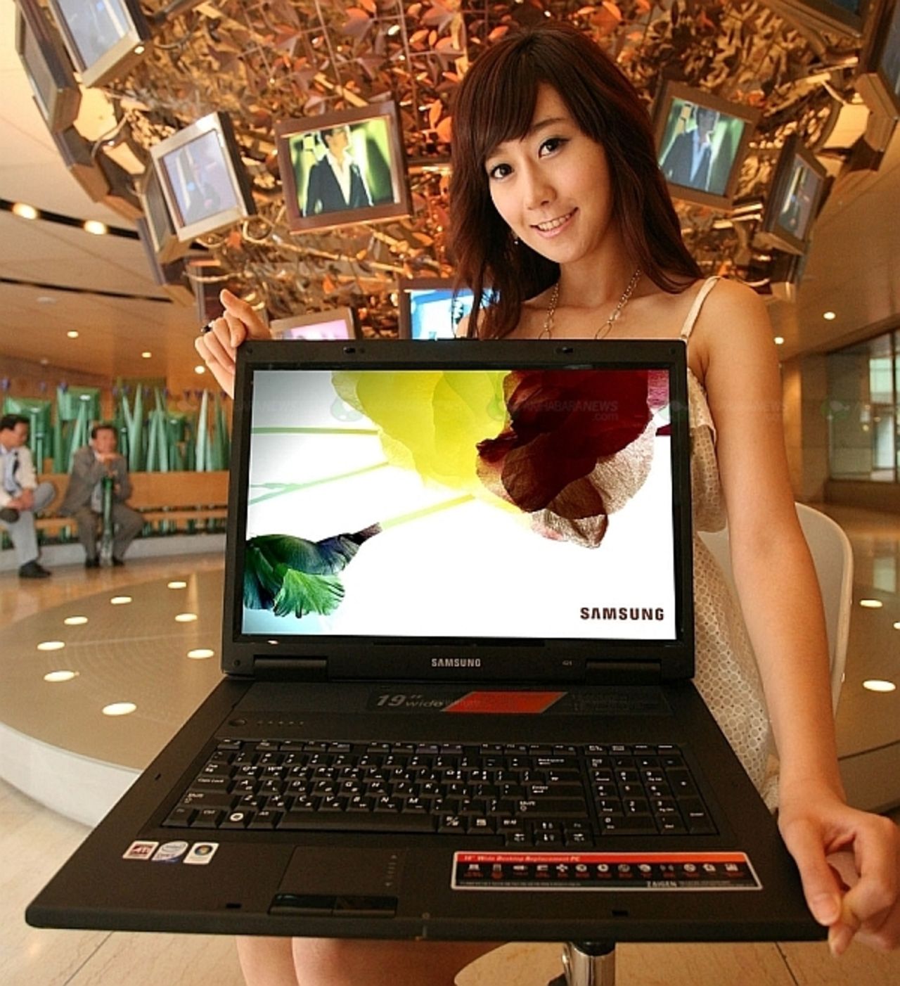 19-tums monsterlaptop från Samsung