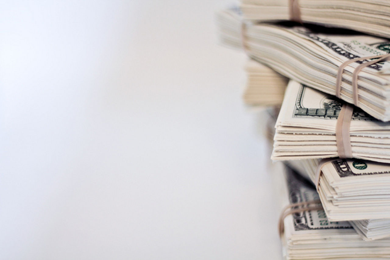 Postade bild på massa pengar på Facebook - fick huset rånat