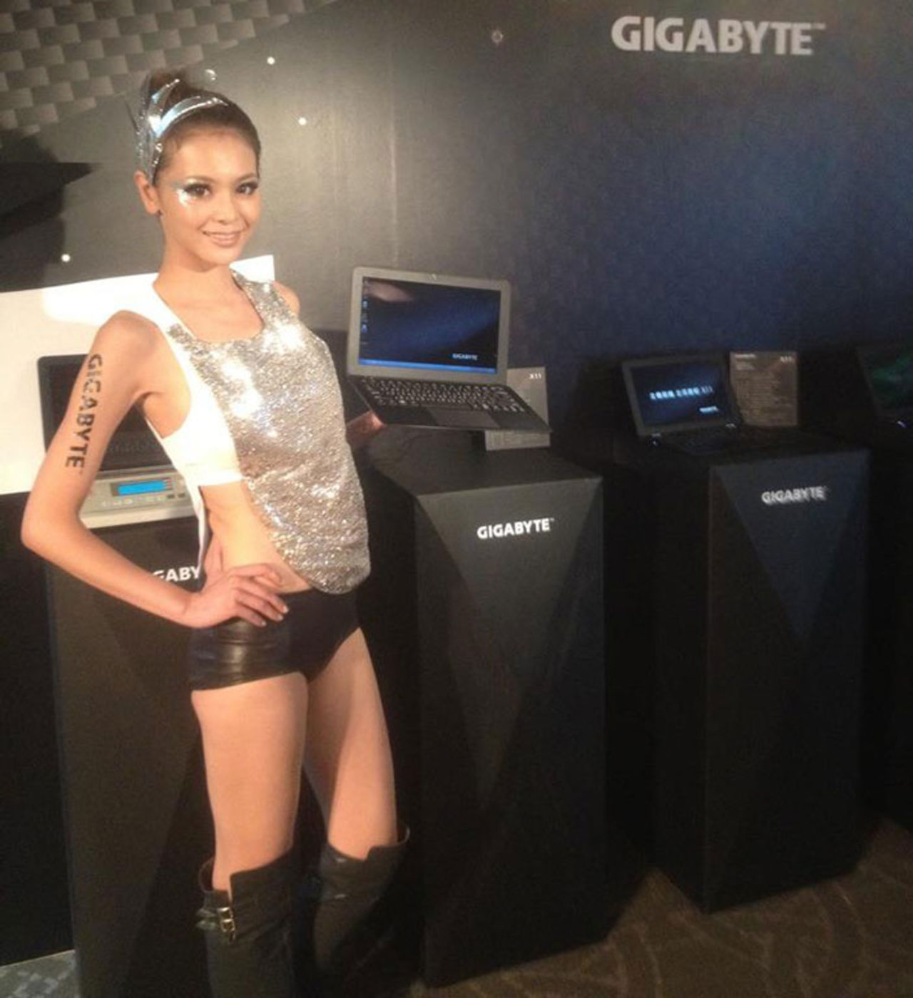 Mer information om Gigabyte X11