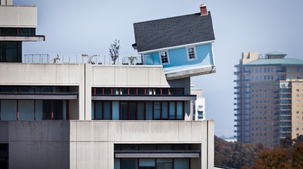 – Vad tar ni för huset där på kanten?