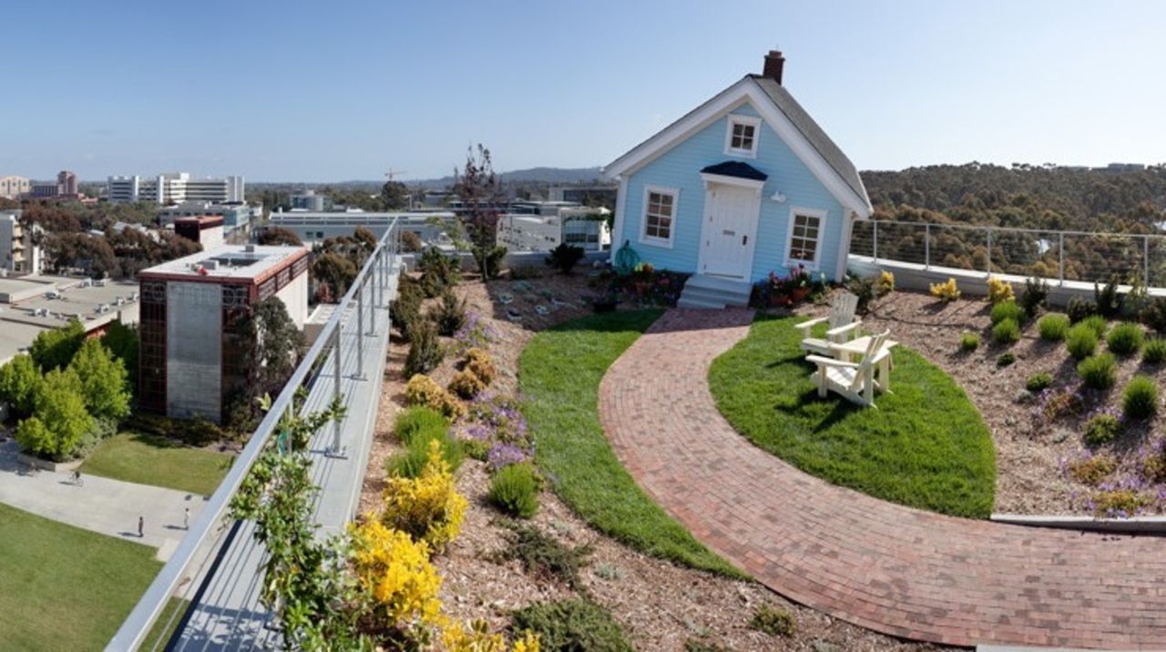 – Vad tar ni för huset där på kanten?