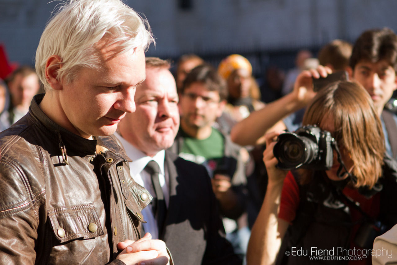 Assange söker asyl i Ecuador