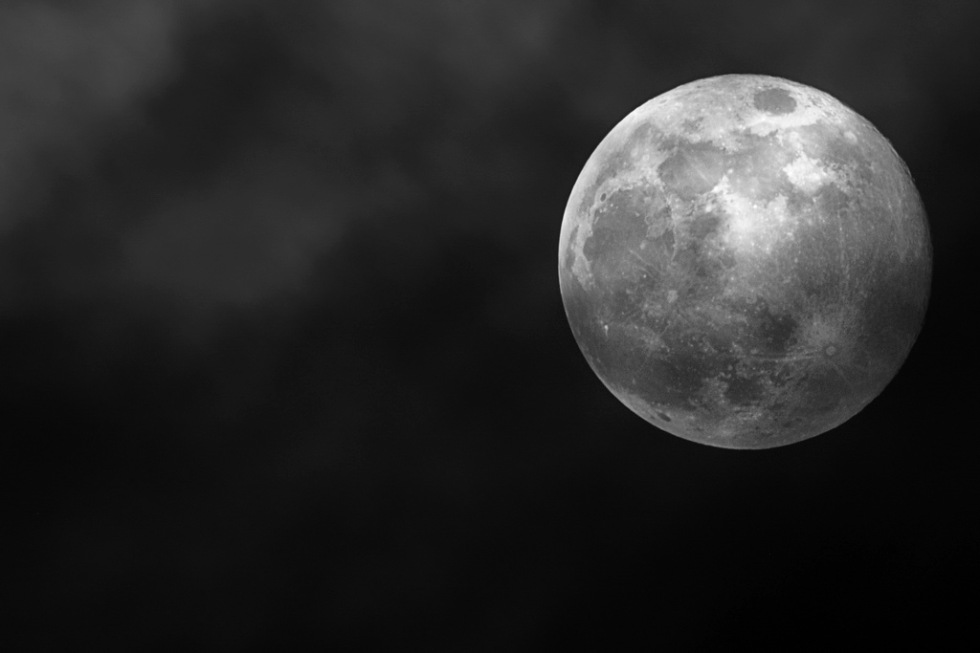 NASA hittar stora mängder is i månkrater