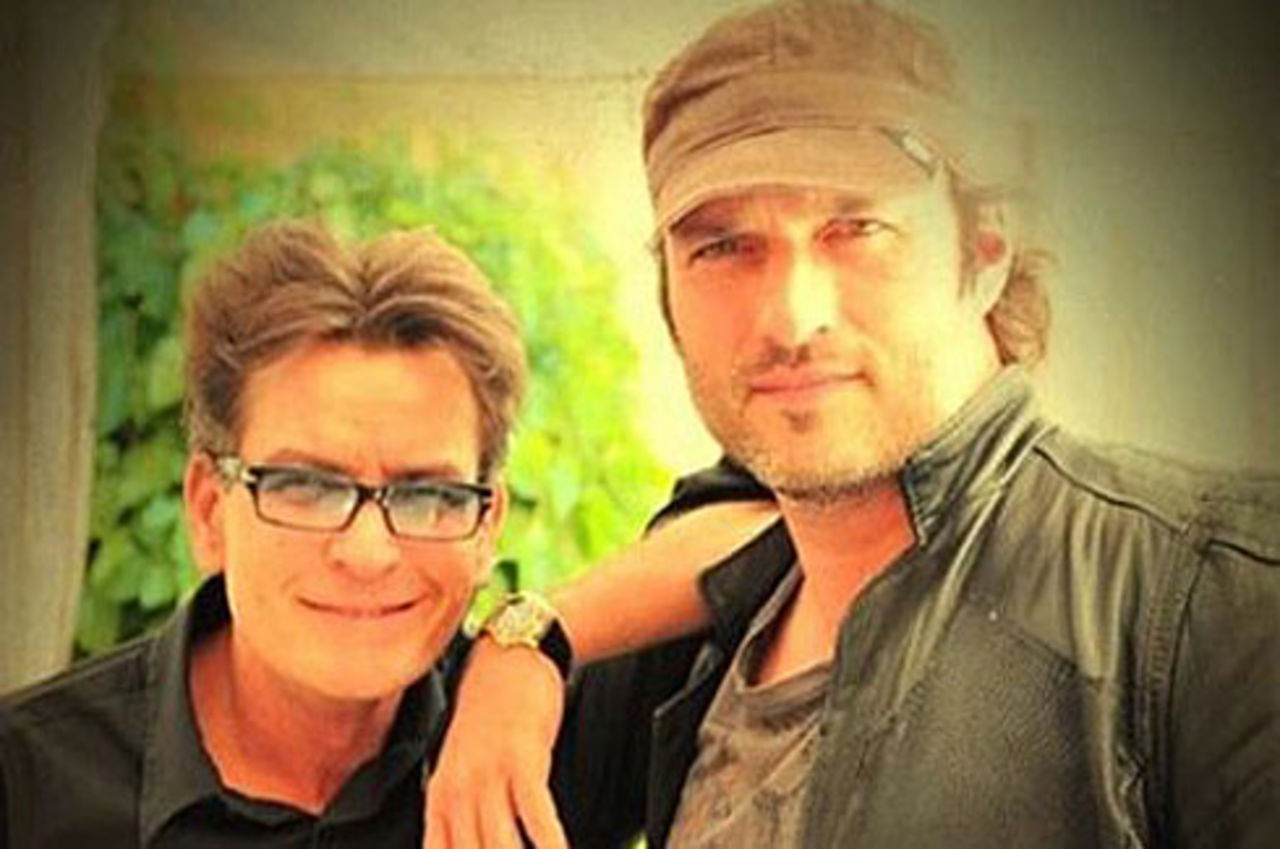 Charlie Sheen dyker upp i 