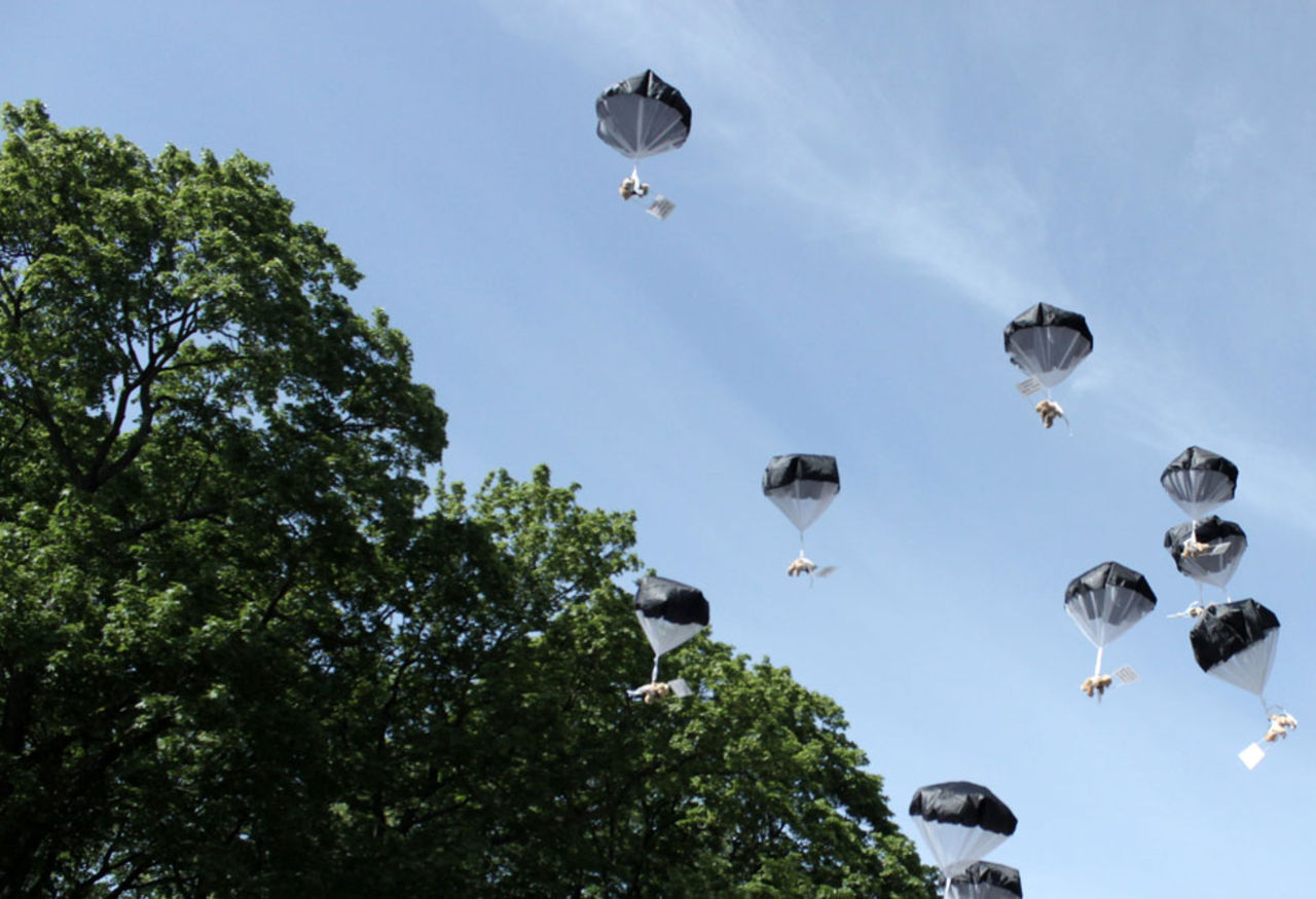 Svensk reklambyrå attackerar Vitryssland med teddybjörnar. Kan dock vara en bluff.