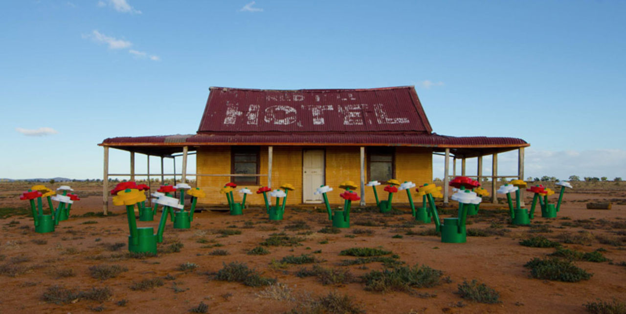 Gigantiska Lego-bitar dök upp i den australienska ödemarken
