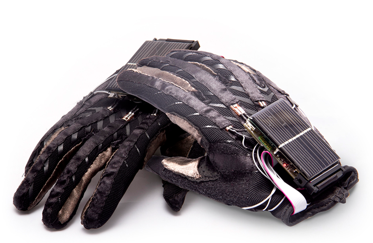 Handskar som omvandlar teckenspråk till tal