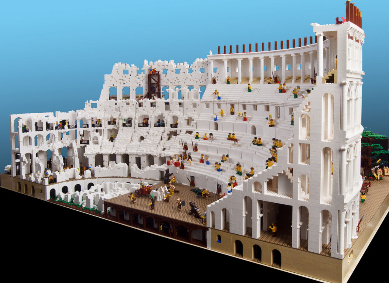 Colosseum återskapat i Lego