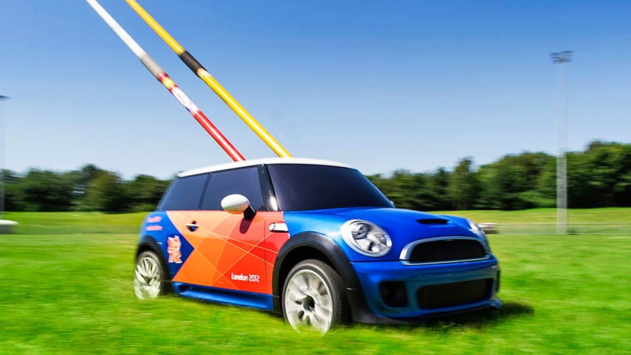 Radiostyrda mini-Minis hämtar spjut under OS