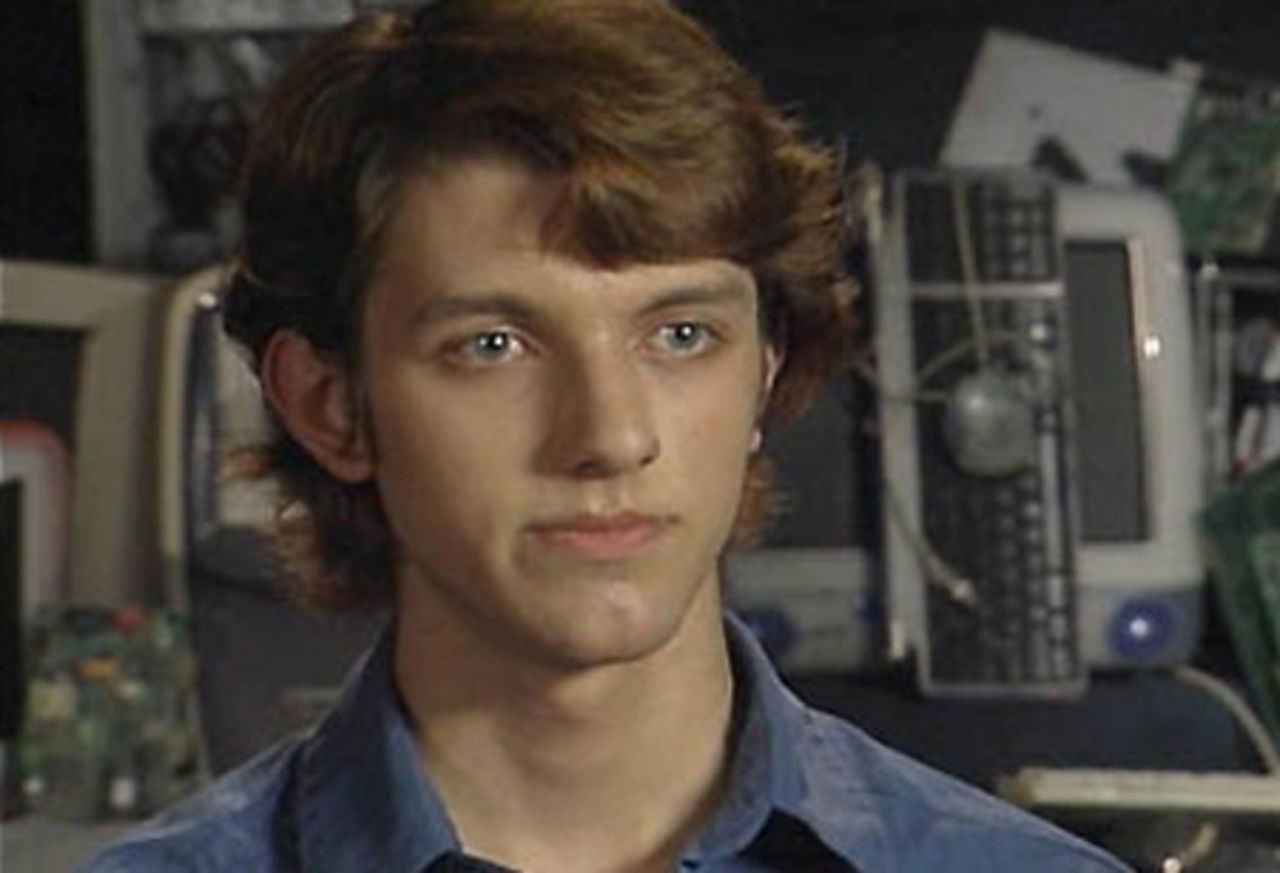 Kille reparerar och ger bort datorer