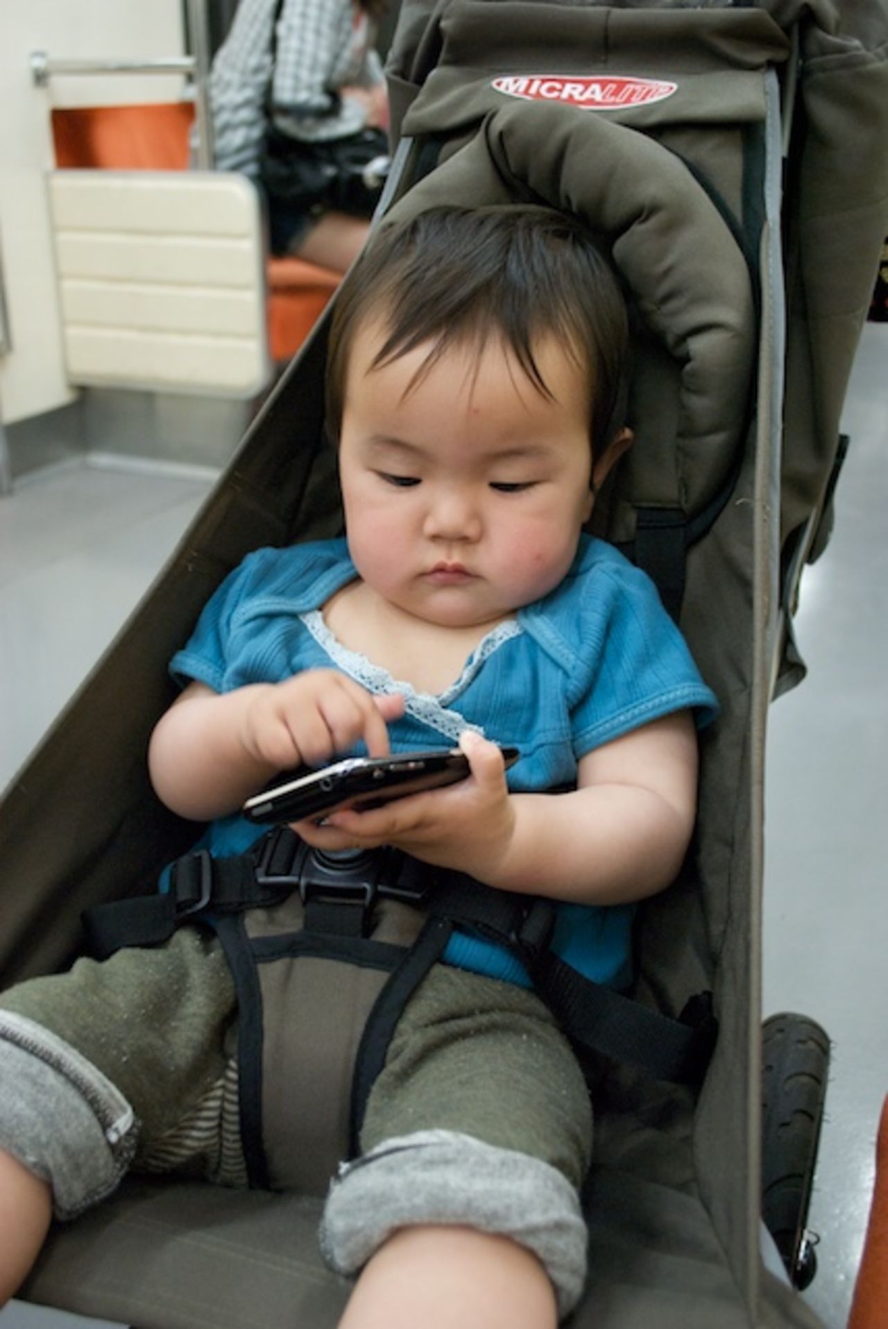 Att låta barn leka med smartphones kan vara utvecklande