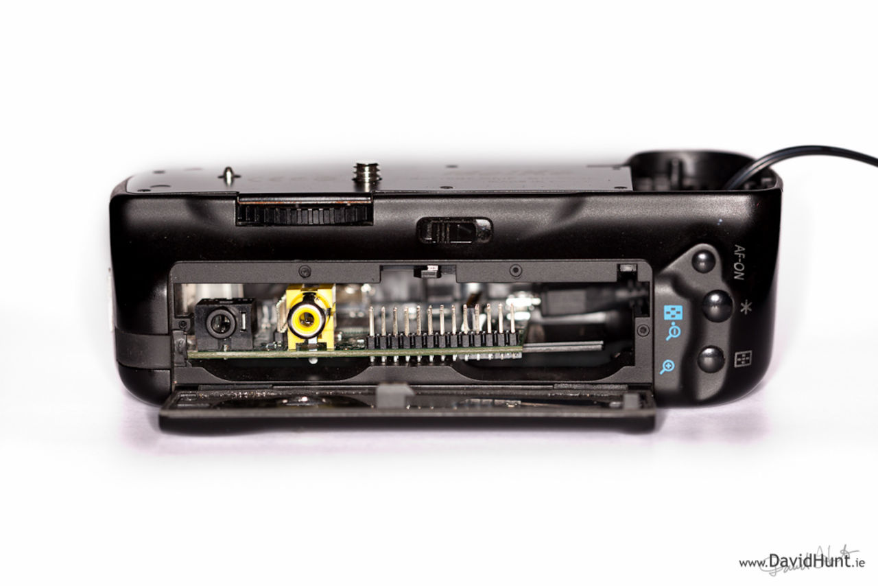 Raspberry Pi inuti ett Canon batterigrepp