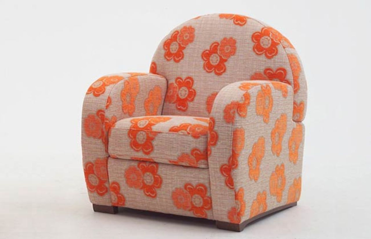 Charmig fåtölj för läsning