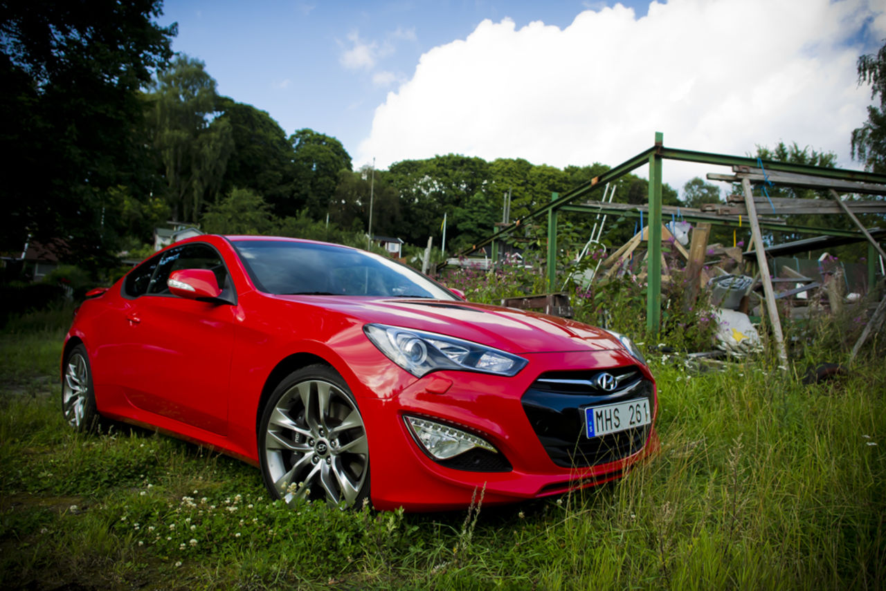 Genesis Coupé vill vara en sportbil - men är det inte