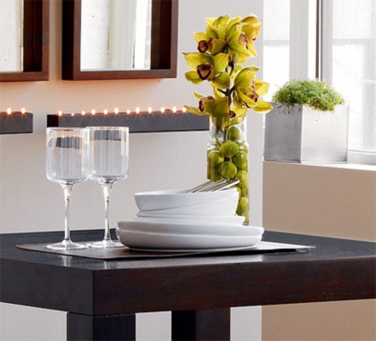 Duka läckert med Planet Dinnerware