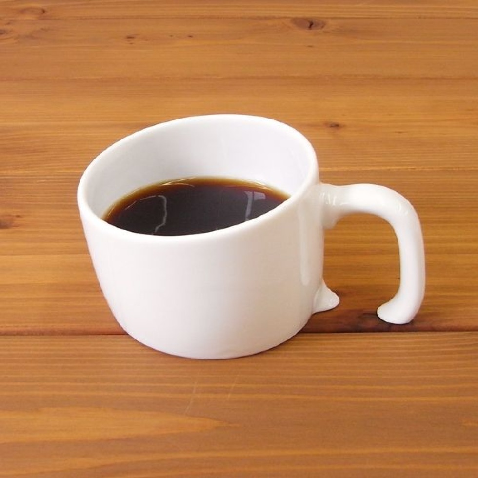 Kopp som är på väg ner genom bordet