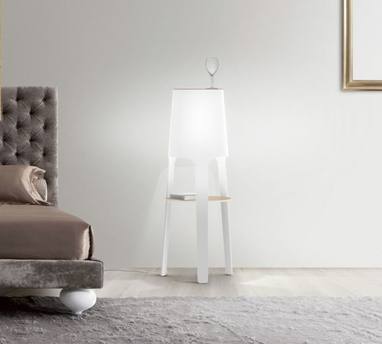 Snyggt bord och lampa i ett