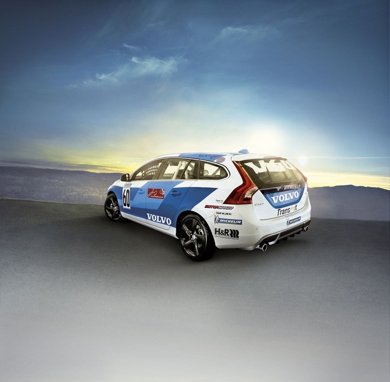 Volvo V60 Racing - hyllning till gamla 850-kombin