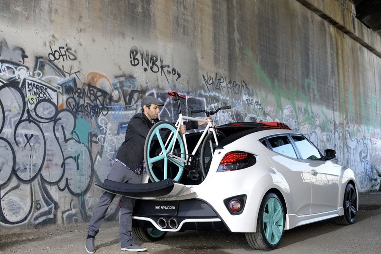 Cabbad Hyundai Veloster med cykelparkering