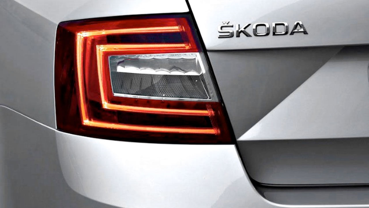 Skoda visar en bit av nya Octavia