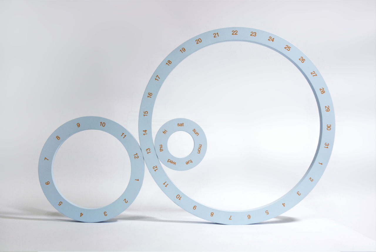 One - en oval kalender