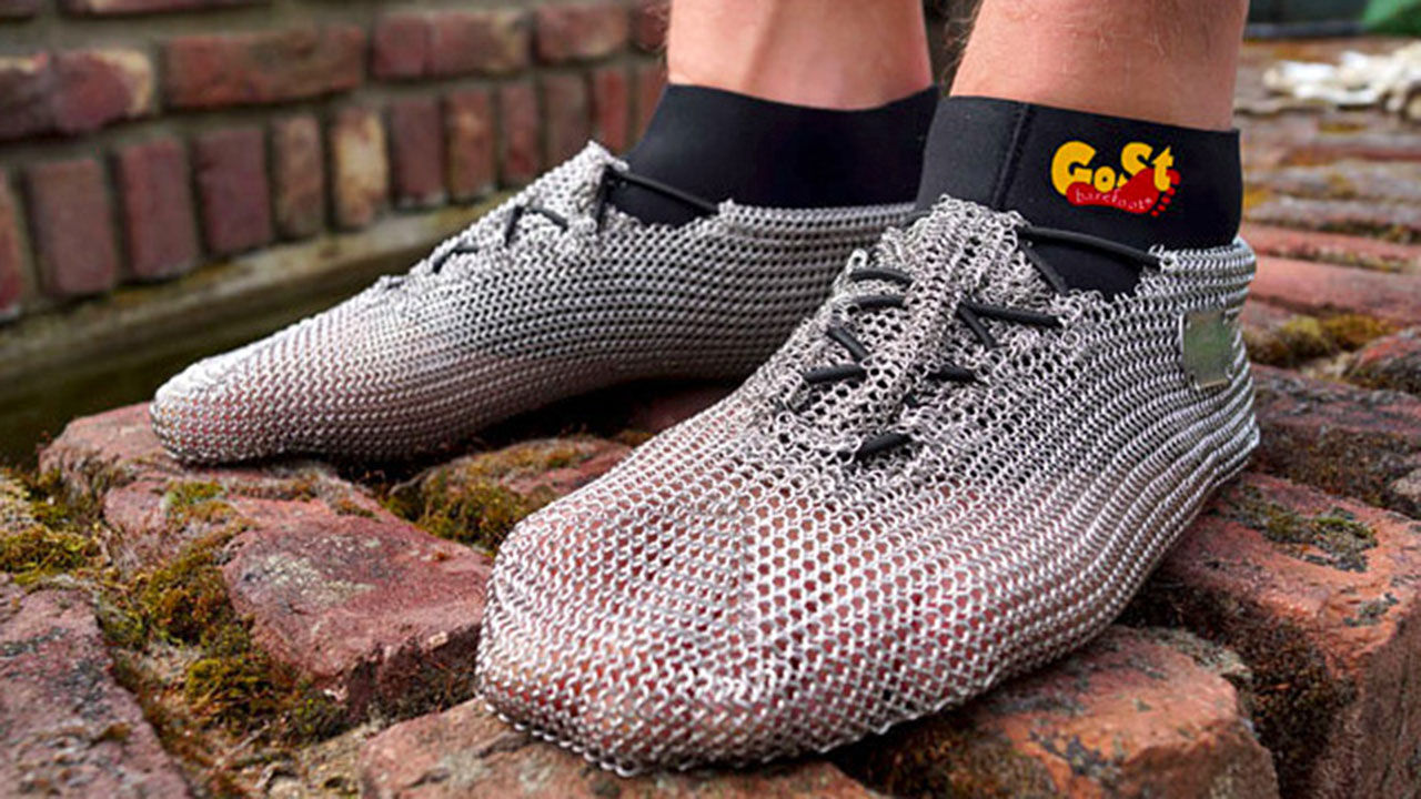 Ringbrynja på fötterna?