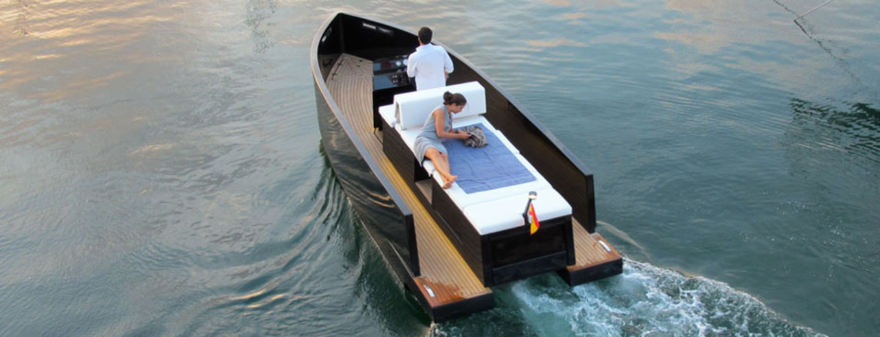 Stilig mini-yacht för dagsturen