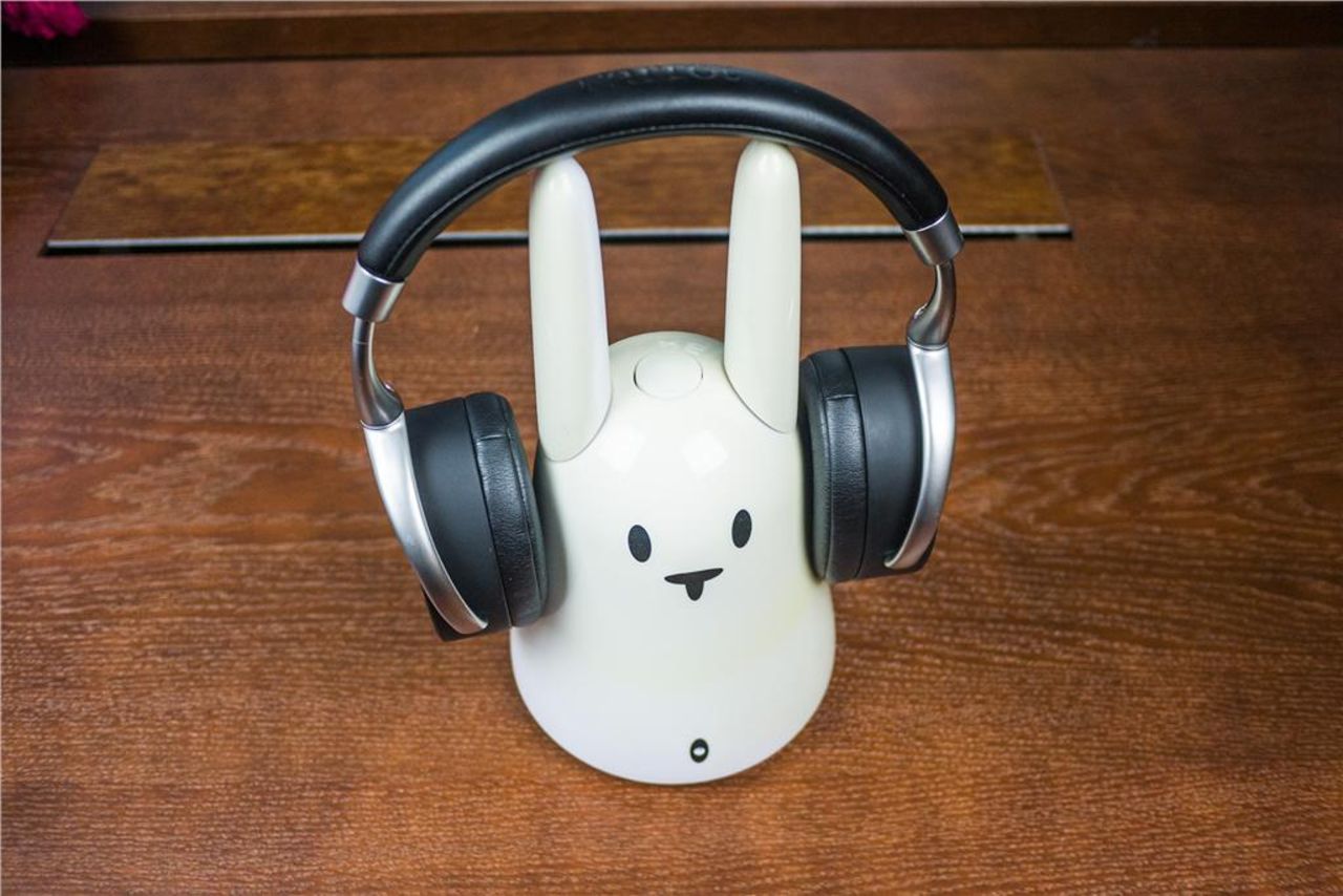 Buda på hörlurar designade av Philippe Starck