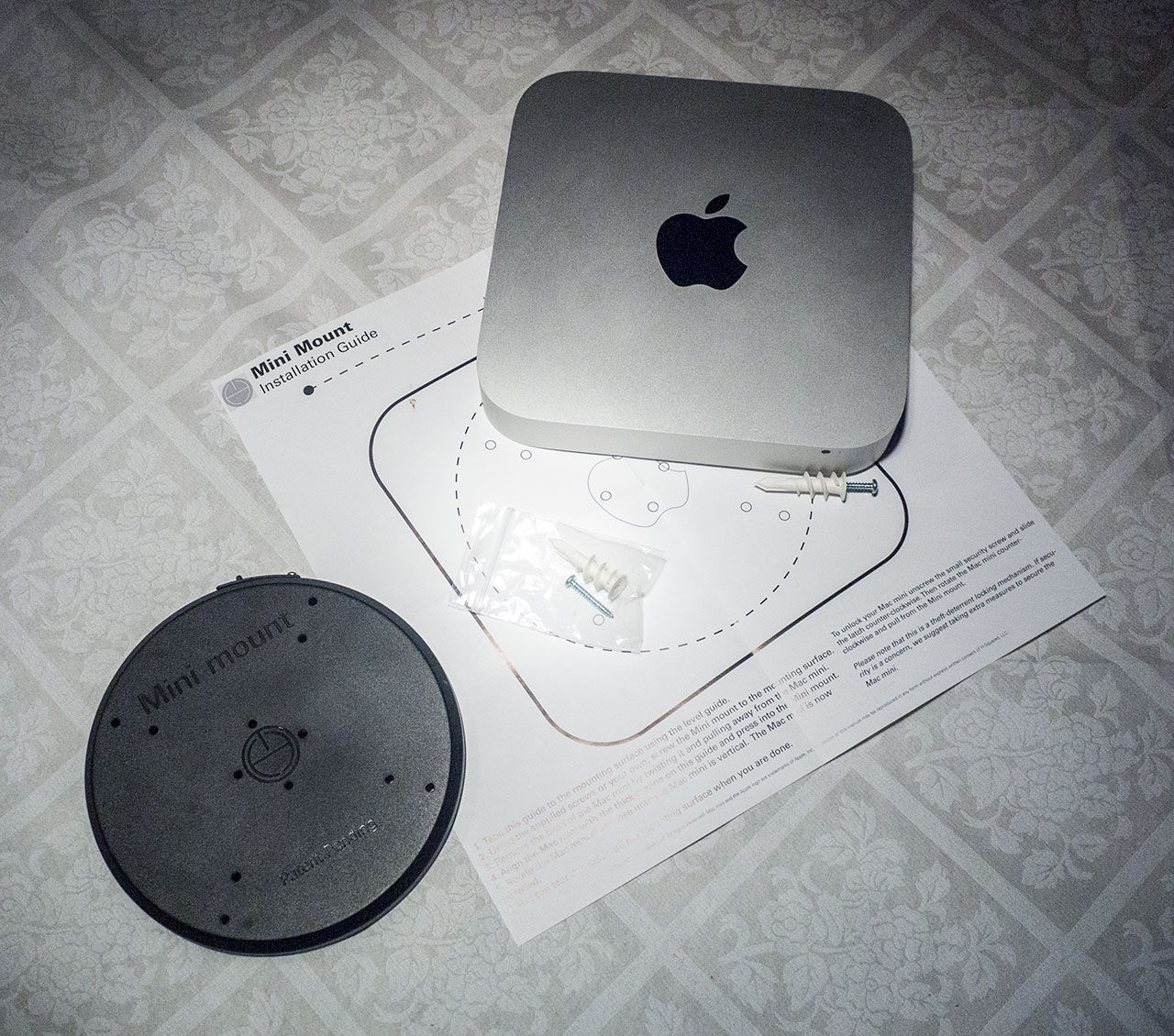 Skruva upp Mac minin på väggen