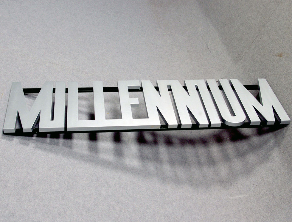 Köp Millenium-skylten