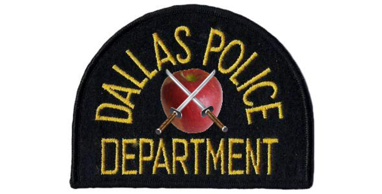 Polis skär frukt i Dallas
