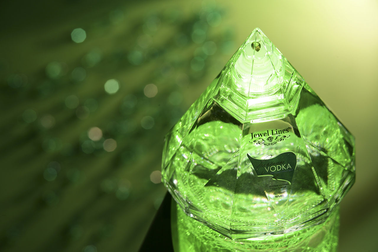 Ädelsten i diamantformad Vodka-flaska