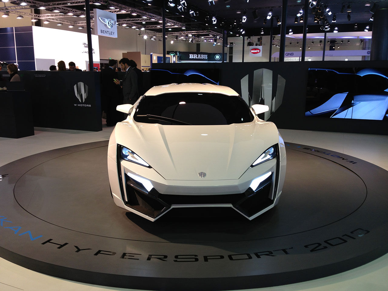 Bilder från bilmässan i Qatar